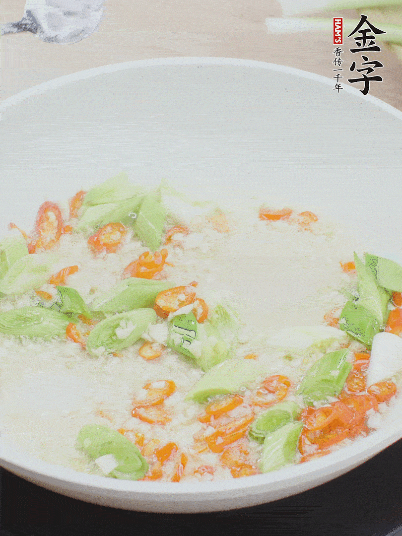 油5成熱時，下蒜末、辣椒、蒜白煸炒。