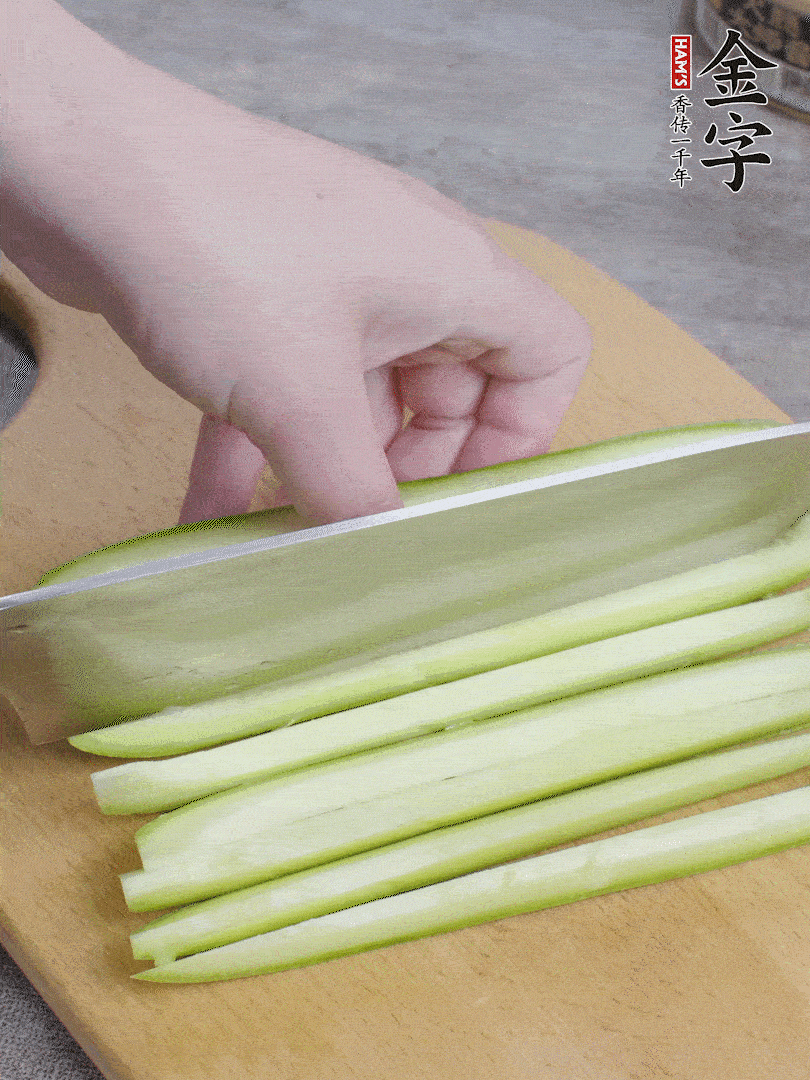 西葫蘆對(duì)半切，去瓤切條。