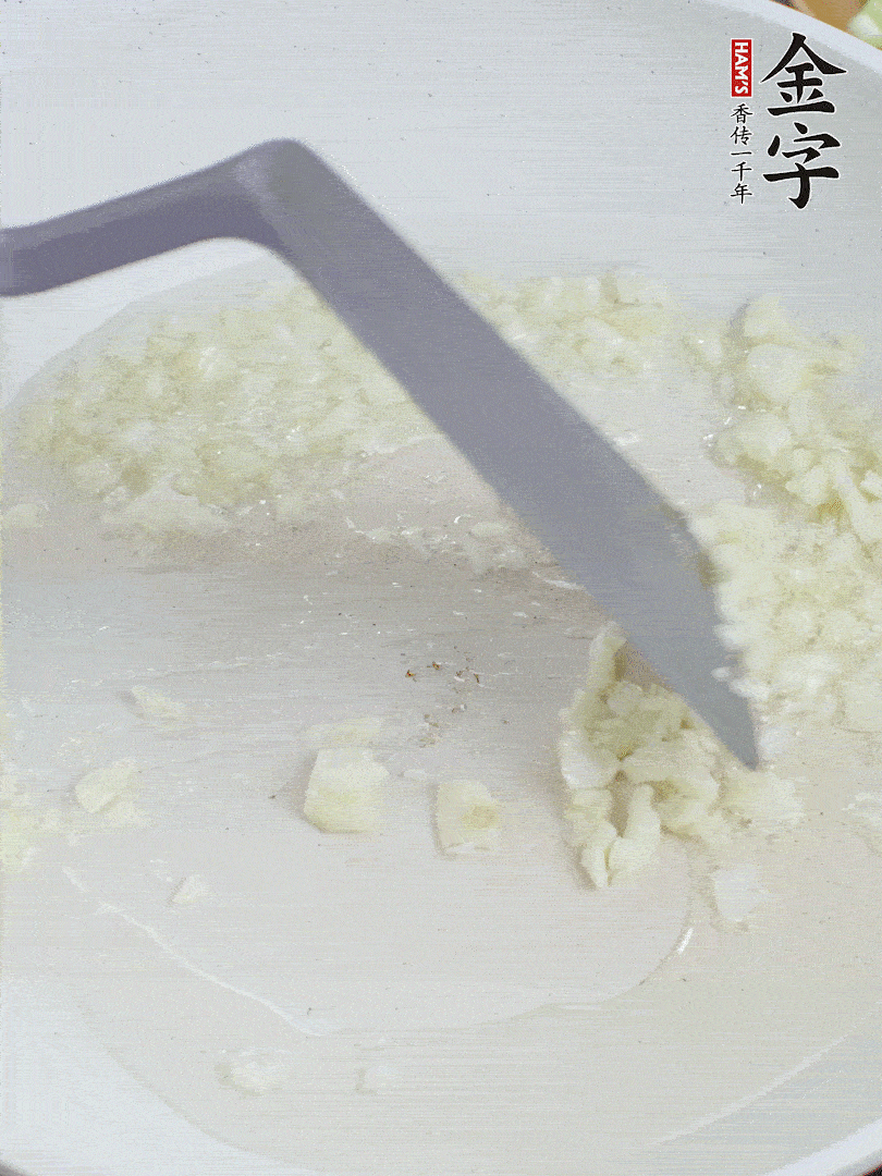 冷鍋熱油，下大蒜煎至兩面微黃。