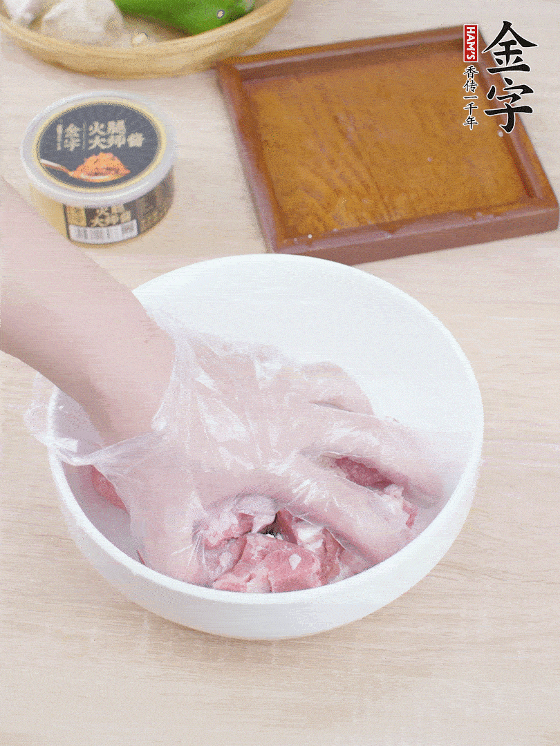 豬小排，加1勺料酒、1勺蠔油、1/3勺白胡椒粉、淀粉，抓拌均勻腌漬30分鐘。青椒去蒂去籽切塊。洋蔥去皮切塊。