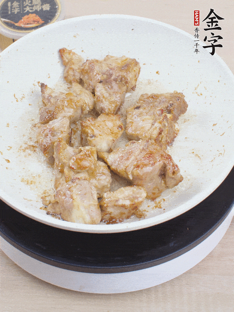 油4成熱，下小排煎炒至邊緣微微發(fā)焦。