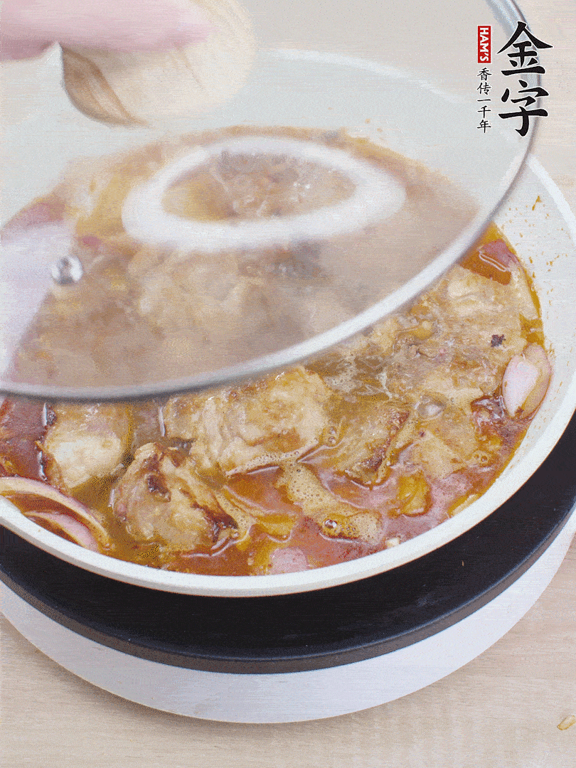 下小排翻炒，加1勺生抽、1點(diǎn)白砂糖和少許水燜2分鐘。
