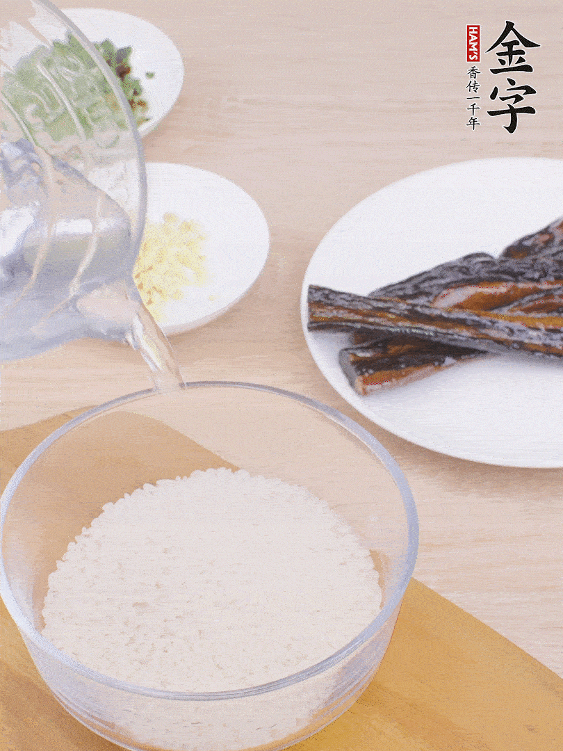大米提前用清水浸泡1小時。