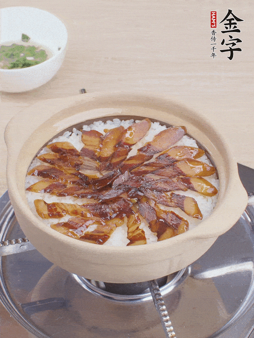 快收水時，鋪醬油肉，鍋邊淋點油，轉動砂鍋，燜煮2分鐘。