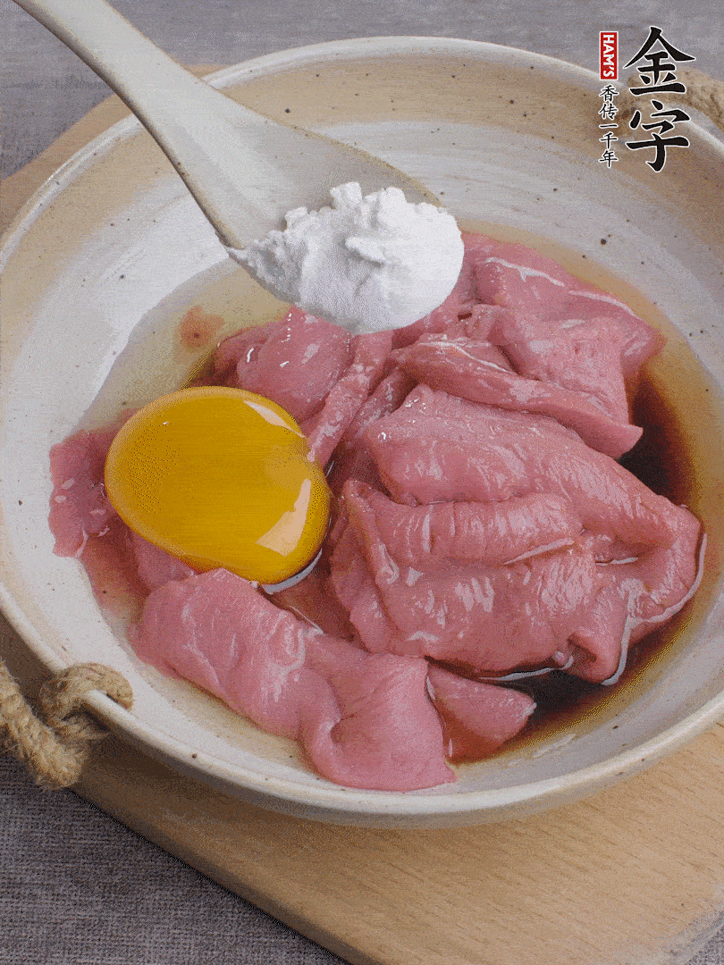牛肉切片，雞蛋1個、水2勺、料酒1/2勺、生抽1/2勺、生粉1勺腌15分鐘。
