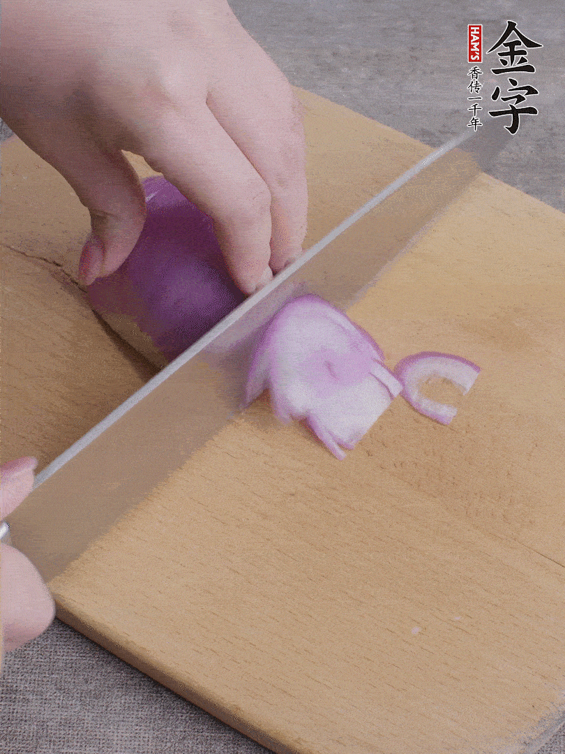 洋蔥切絲、蔥切段。