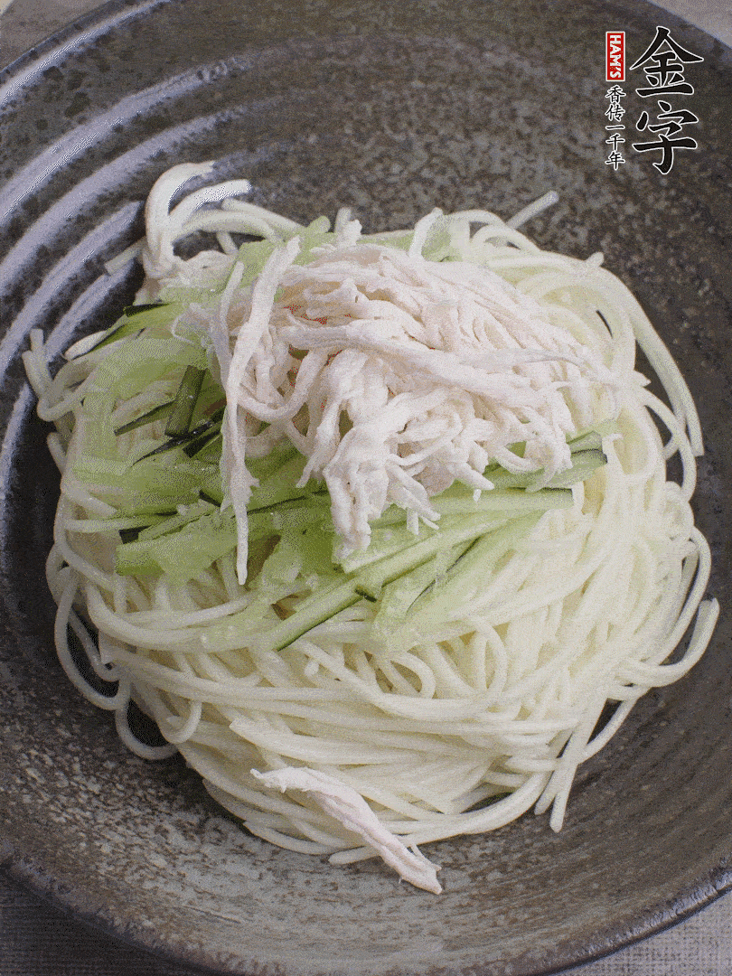 堿水面（熟）倒入大碗中，鋪上黃瓜絲、雞絲。