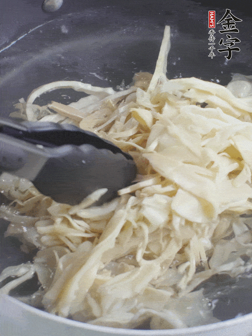 糯米筍焯水1分鐘，過涼水，擠干水份。