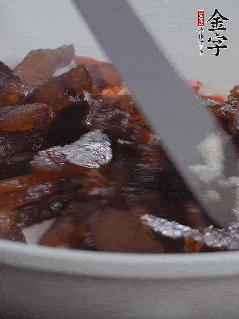 下醬油肉，煸出油脂。