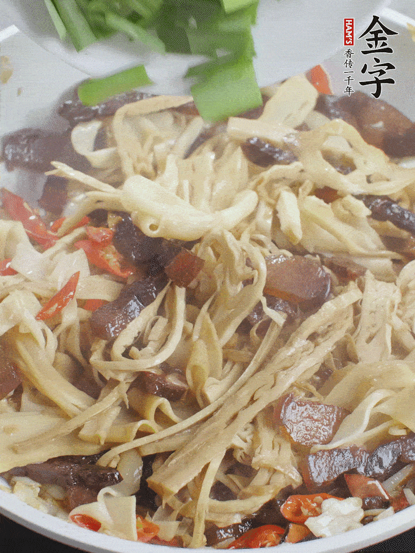 翻炒均勻，下蒜葉。