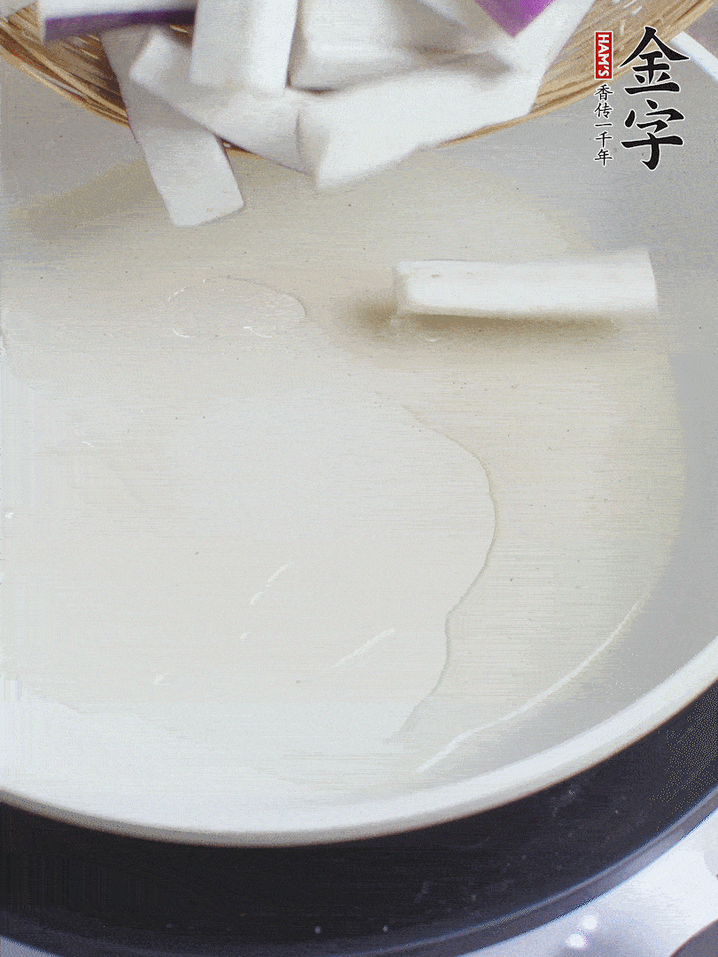 杭茄洗凈去蒂，縱向剖成4份，切成長(zhǎng)10cm左右的段。白洋蔥切絲?？谀⑾磧羧サ舯?。紅椒切菱形片。