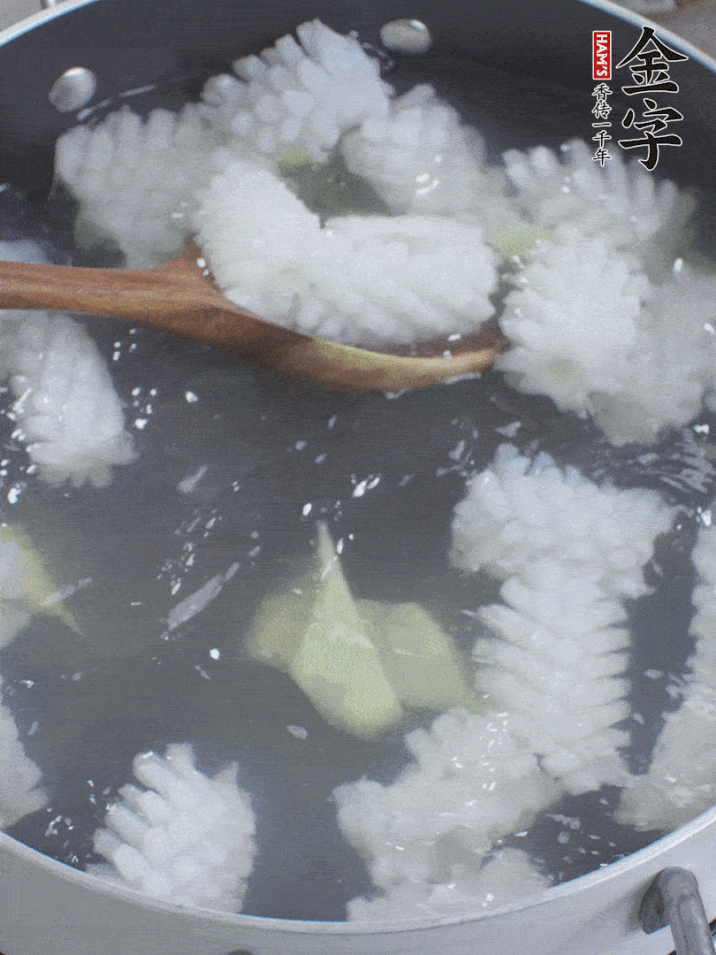 魷魚解凍后，加姜片、料酒汆燙30秒。
