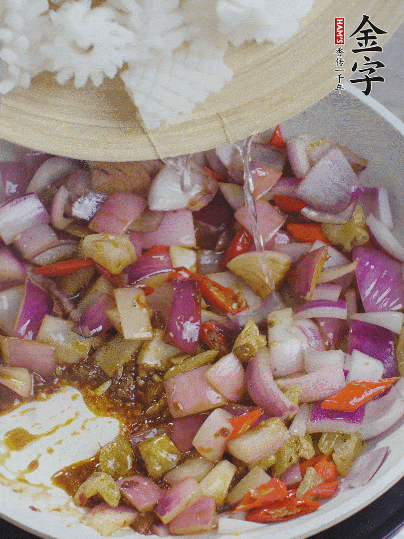 下魷魚花，2勺料酒炒勻。