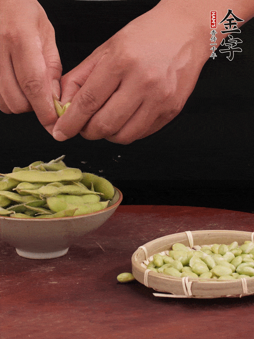 新鮮毛豆剝殼。