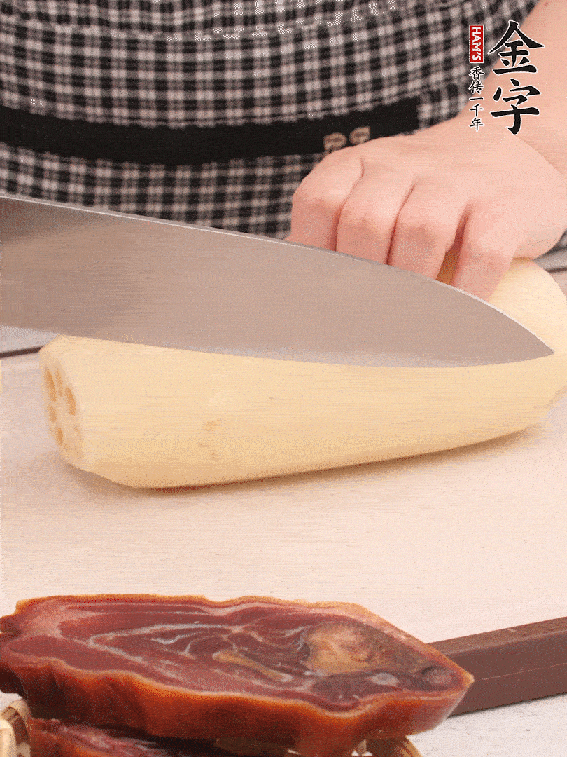 蓮藕削皮切塊。
