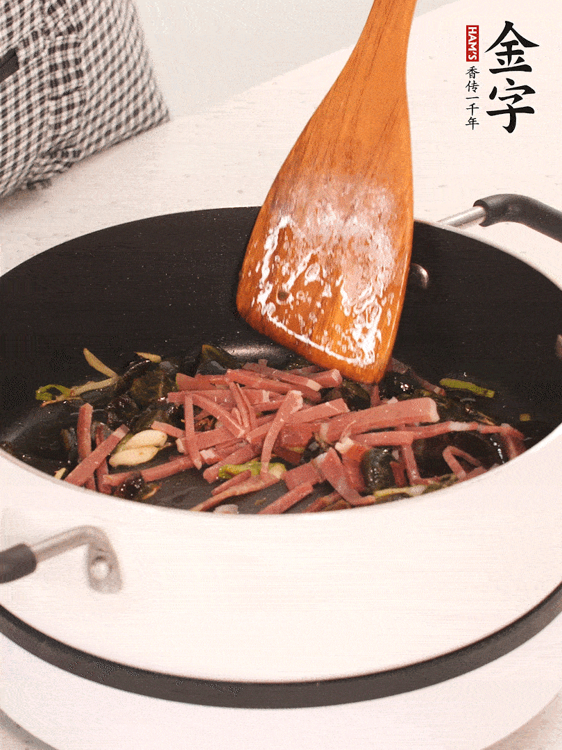 加入火腿煸炒一會(huì)，倒入開(kāi)水燉煮15分鐘。