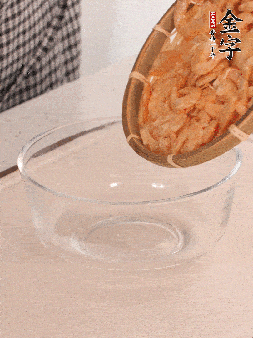 海米提前用溫水浸泡一會(huì)。