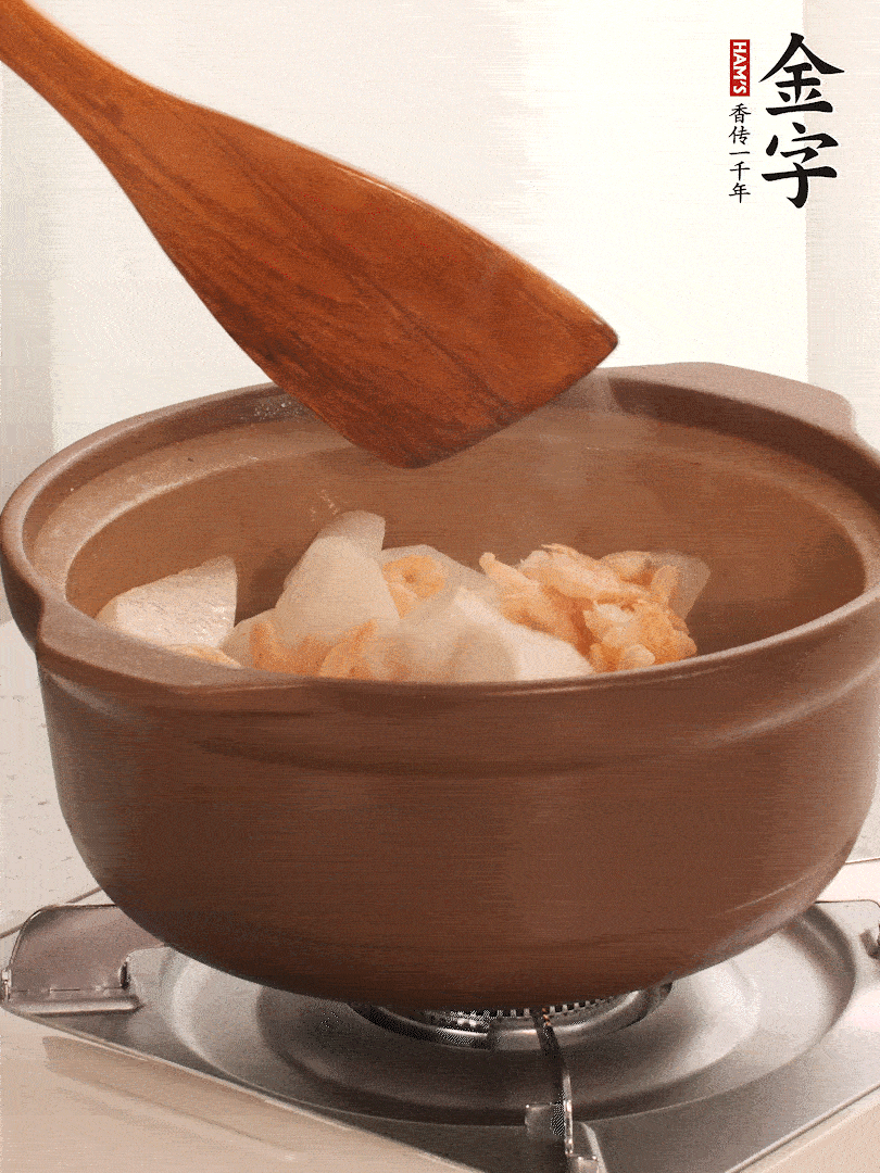放白蘿卜、海米煸炒1-2分鐘，白蘿卜一定要先炒過再燉湯，香味更足。