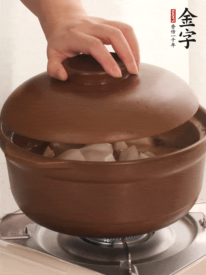 倒沒過食材的熱水，大火燒開。蓋上蓋子轉(zhuǎn)中小火，燉15-20分鐘。等蘿卜煮到喜歡的軟爛度就可以關(guān)火。