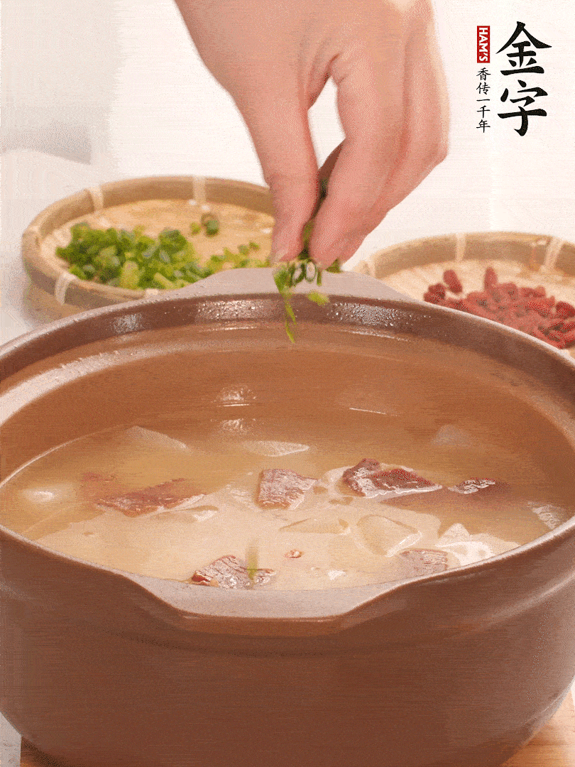最后點(diǎn)綴點(diǎn)小蔥花、枸杞，增色提味。