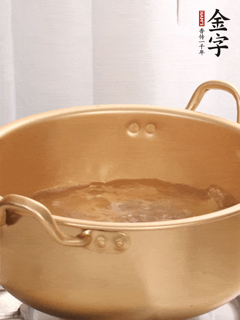 排骨加姜片、料酒，冷水下鍋焯水，撇去浮沫。