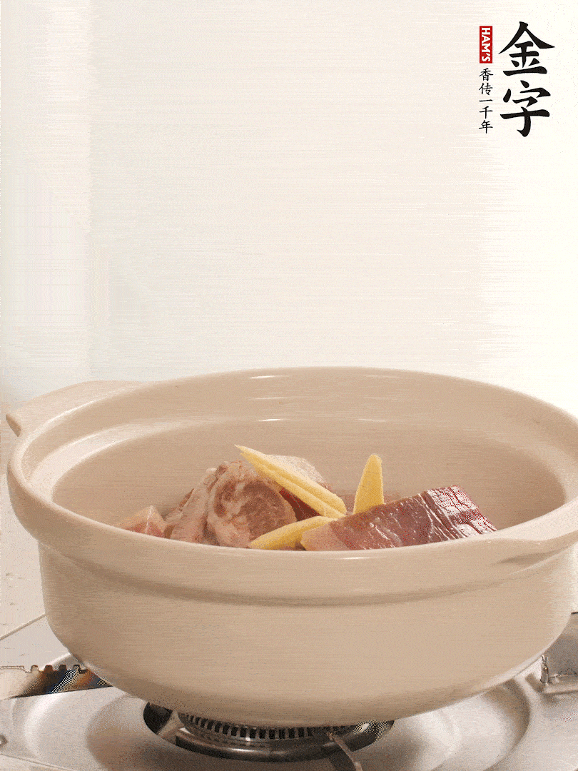 湯鍋放入排骨、火腿、姜，加適量水。煮開后轉(zhuǎn)小火燉40分鐘。