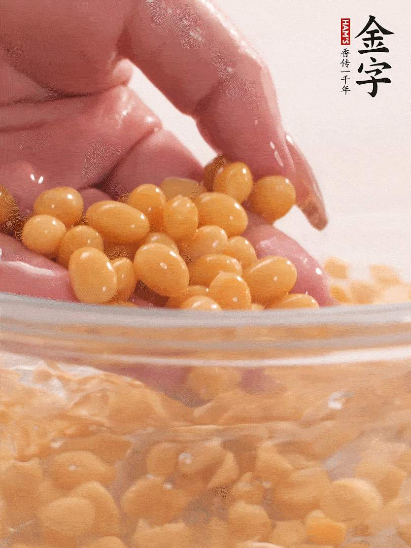 黃豆浸泡2小時，充分泡發(fā)，挑出干癟的不要。