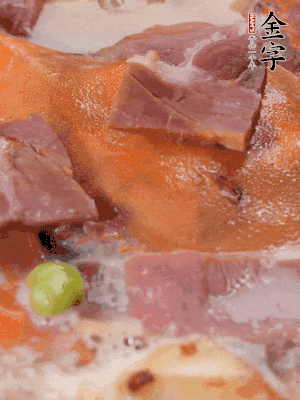 放適量料酒、清水煮到沸騰，再下蟹塊燜煮8分鐘。