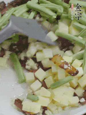 下蒜末、豆角、土豆塊翻炒。