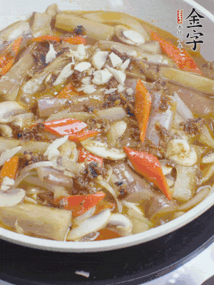 撒蒜末、香菜末。