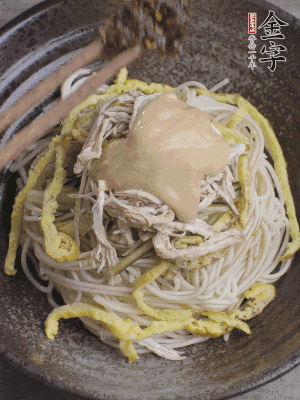 生抽1勺、醋1勺、芝麻醬1勺、金字火腿大師醬1勺。