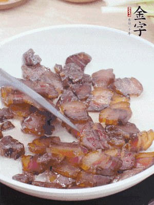 熱鍋少油，醬油肉煸出油脂，盛出。
