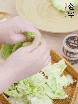 卷心菜掰成小片。