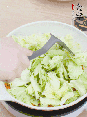 下卷心菜翻炒。