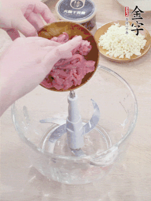 江南野筍干浸泡至軟；豬五花肉切薄片；腐皮改刀切成長(zhǎng)方形。