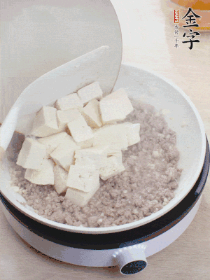 蓋蓋燉煮20分鐘后，加腐皮，撒一點(diǎn)枸杞。