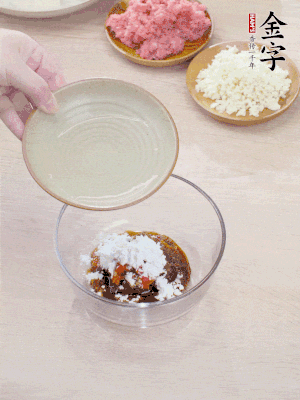 調(diào)料汁：金字火腿干貝醬2勺、剁椒1/2勺、生抽1/2勺、淀粉2勺、清水半碗。