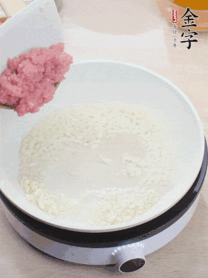 鍋內(nèi)熱油，蒜泥、牛肉泥炒至酥香。