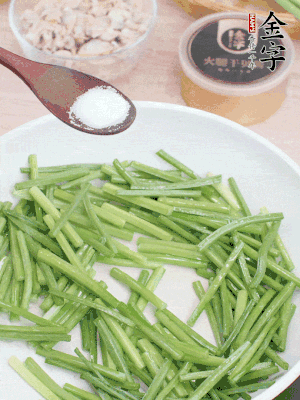 起鍋熱油，下韭菜苔炒至變色。加少許鹽。