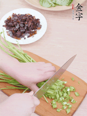 空心菜摘掉葉子，菜梗切成丁。