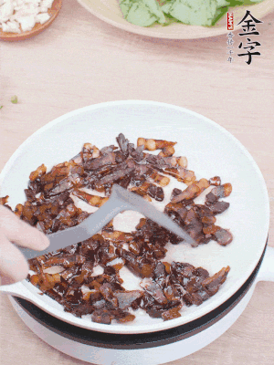 起鍋熱油，煸香醬油肉，撥拉到一邊。