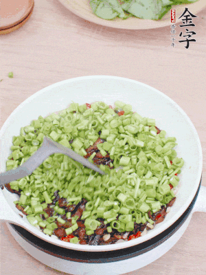 下菜梗翻炒，混合醬油肉。