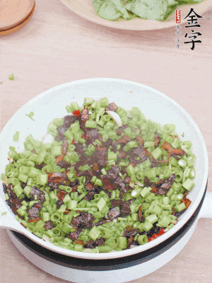 1勺生抽、1勺蠔油、1點(diǎn)點(diǎn)白糖調(diào)味。