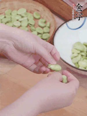 蠶豆剝殼，去掉豆衣，切碎。