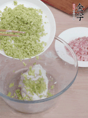 糯米粉邊揉邊加水，成團(tuán)后揉進(jìn)蠶豆、咸肉。