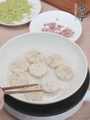 鍋中涼油，慢煎至兩面有脆殼。（油可以多一點(diǎn)）
