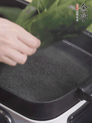 粽葉入沸水煮1分鐘，翻面再煮1分鐘，清洗干凈加水浸泡。