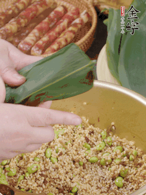 粽葉往下折，完全蓋住，兩側捏緊。