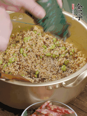 再附一張粽子，一齊向后折疊，線繩捆綁。