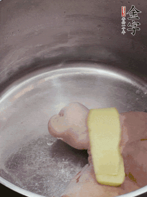 撈出洗凈后，加蔥姜、黃酒二遍焯水。